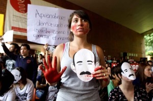 Estudiante manifestándose contra EPN en la Ibero